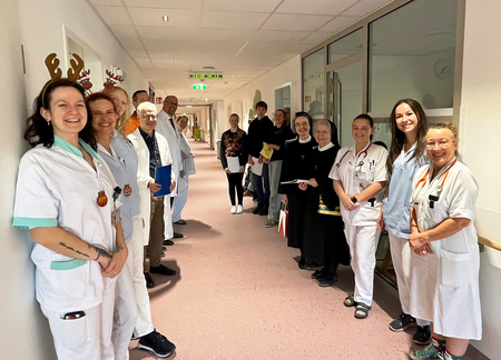 Die Krankenhausoberin, Mitglieder der Kollegialen Führung und der Ärzteschaft sowie der Seelsorge überbrachten die Weihnachtswünsche auf allen Stationen.
