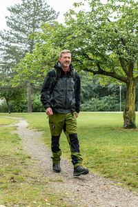 Klinikum Wels‐Grieskirchen  Schonende Sportarten wie Radfahren, Schwimmen und Wandern stärken die Gelenke, ohne  sie zu belasten.