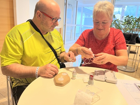 Erika und Josef Katzengruber machen sich nach der Einschulung mit der neuen  Therapiepumpe vertraut 