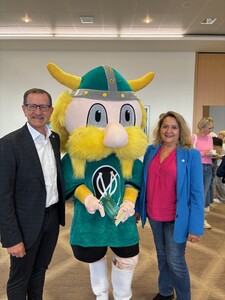 Mag. Johann Minihuber und Pflegedirketorin Angela Huber mit Siegfried