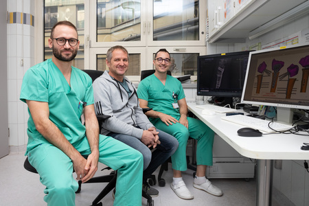 OA Dr. Martin Bischofreiter, MSc (l.) und Ass. Dr. Michael Gattringer (r.) mit dem Patienten Thomas Schoissengeier