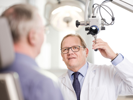 Klinikum Wels-Grieskirchen / Robert Maybach Hören verbindet – auch im Alter: Studien zeigen, dass unbehandelter Hörverlust das Risiko für kognitiven Abbau erhöht. Bereits ab dem 60. Lebensjahr nimmt die Hörleistung messbar ab – bei vielen älteren Menschen beeinträchtigt das zunehmend die Leb