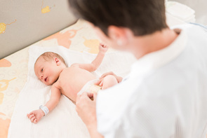 Bei Säuglingen unter drei Monaten gilt Fieber ab 38 °C als Notfall und muss unbedingt ärztlich abgeklärt werden.