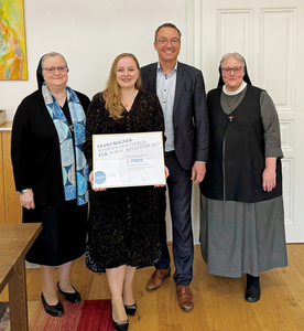 Generaloberin Sr. Angelika Garstenauer, FraGes-Geschäftsführer Dr. Johann Stroblmair und Sr. Johanna Pobitzer gratulieren Magdalena Wilhelm (2.v.l.) zum Franz-Bogner-Wissenschaftspreis für Public Relations.