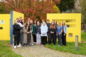 Am Bild: Die Auszubildenden mit Michaela Ober, B.A. (Direktorin des TAU-KOLLEGS, rechts) und DGKP Simone Ehrenreich (TAU-KOLLEG, fachliche Leitung OTA-Ausbildung, 2.v.r.)