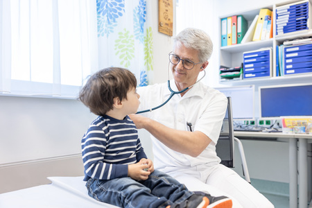 Primar Dr. Andreas Wimmer mit kleinem Patienten 