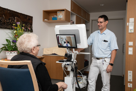 Ordensklinikum Linz Bereichsleiter András Harsányi betreut die Bewohnerin des Seniorenzentrums  Liebigstraße während der Televisite