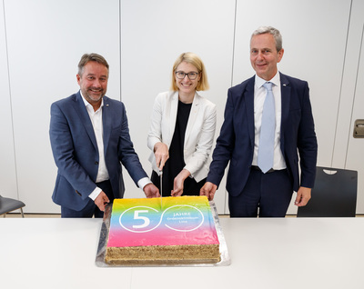 Die beiden Geschäftsführer der Ordensklinikum Linz GmbH MMag. Walter Kneidinger (l.) und Dr. Stefan Meusburger (r.) mit Landeshauptmann-Stellvertreterin Mag.a Christine Haberlander