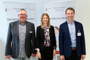 Am Bild von links: Martin Angermeier (ehemaliger Direktor TAU-KOLLEG), Michaela Ober (Direktorin TAU-KOLLEG) und Erwin Windischbauer, MAS (Geschäftsführer Krankenhaus Braunau)