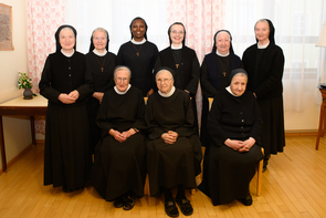 Von links sitzend: Sr. Gisela, Sr. Edburg, Sr. Regis; stehend von links: Sr. Rafaela, Sr. Maria,  Sr. Isabel, Sr. Katharina, Sr. Michaelina, Sr. Blasia
