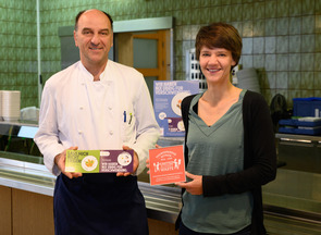 Gerhard Haubentrath (Leiter der Krankenhausküche) und Claudia Schmidt, M.Sc. (Umwelt- und Nachhaltigkeitsmanagerin am Krankenhaus Braunau)
