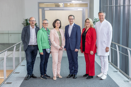 Krankenhausvorstand v.l.n.r.: Gerhard Gebetsberger, Petra Stelzer, MSc, Mag.a Maria Musel,   Mag. Johann Minihuber, Angela Huber, Dr. Johannes Huber   ©KH Barmh. Schwestern Ried/Rambossek 