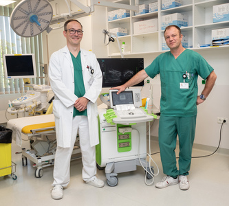 Ordensklinikum Linz OA Dr. Andreas Gusenleitner (l.) und OA Dr. Ferdinand Luger mit dem Mikroultraschall-Gerät