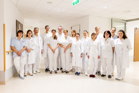Prim. Dr. Gottfried Hasenöhrl (3.v.l.), Leiter des Brustgesundheitszentrums Braunau, mit einem Teil des interdisziplinären Teams