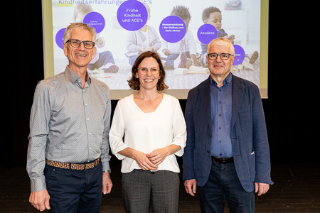 von links: Dr. Harald Geiger (MA of Public Health, Fachbeirat „Nationales Zentrum Frühe Hilfen – NZFH.at“), Daniela Rebhan, MA (Frühe Hilfen Innviertel) und Primar Prof. Dr. Uwe Wintergerst (Leiter der Kinderabteilung des Krankenhauses Braunau)