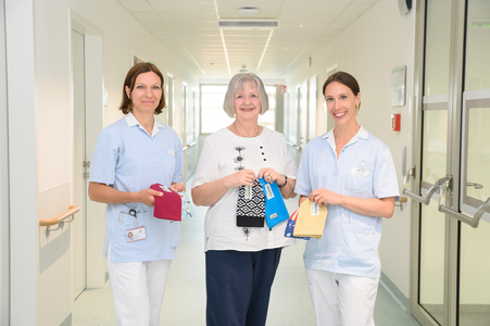 Von links: DGKP Gerlinde Webersberger (Cancer Nursing), Marianne Schuller (Verein Onkomütze Österreich) und DGKP Anna Pumberger (Cancer Nursing)