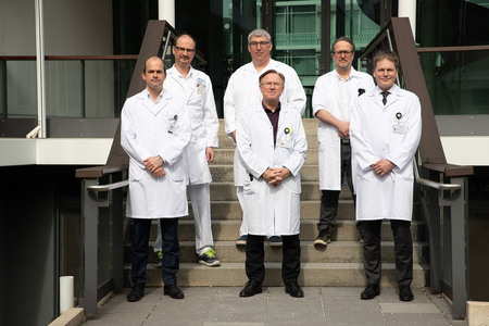 2. Reihe: die beiden Leiter des Thorax Zentrums OA Dr. Michael Schumacher und OA Dr. Axel Krause und OA Dr. Jürgen Huber, Standortleitung Chirurgie Elisabethinen
