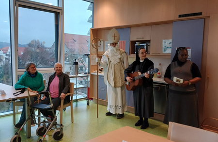 Krankenhaus Braunau Der Nikolaus sorgte auch auf den Stationen für Freude