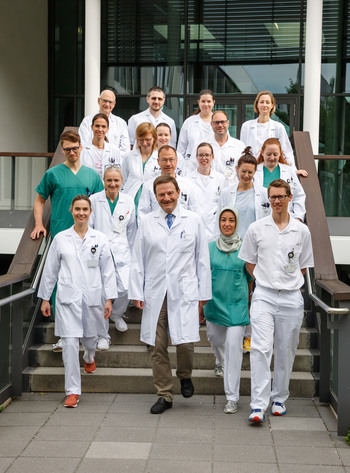 Prim. Univ.-Prof. Dr. Andreas Petzer (Mitte) mit seinem Team