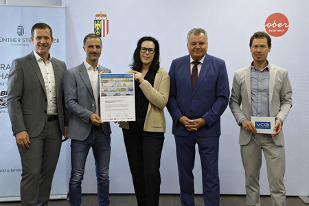 Leiter innerbetriebliches Netzwerk Mobilität, Ing. Andreas Füreder, MA und Pflegedirektorin Georgine Gattermayr, MBA mit Infrastrukturlandesrat Mag. Günther Steinkellner, VCÖ-Sprecher Mag Christian Gratzer und DDI Bernd Schweiger (ÖBB)