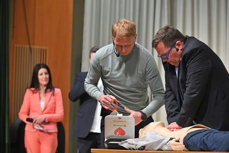 Herzdruckmassage und der Umgang mit dem Defibrillator sind auch für medizinischen Laien  einfach – Klinikum‐Reanimationsprofis Gernot Lettner und Rainer Trawöger zeigen vor, wie es geht. 