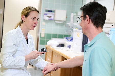 OÄ Dr.in Barbara Ebner bei der dermatologischen Untersuchung mit einem Patienten 