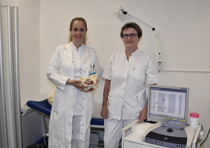 OÄ Dr.in Elisabeth Lindner, Leiterin des Beckenbodenzentrums, (links) und Kontinenz-  und Stomaberaterin DGKP Ingrid Zauner