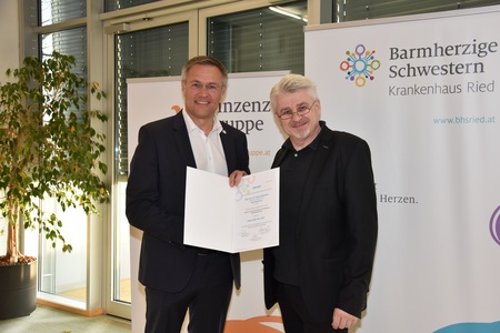 KH BHS Ried  Ärztlicher Direktor Dr. Johannes Huber übergibt den Preis an   Primarius Doz. Dr. Robert Hörantner