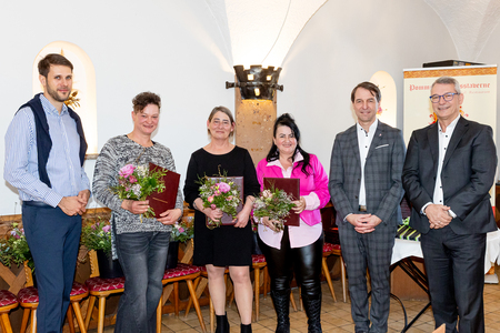 Feierten ihr 25-Jahr-Jubiläum: Monika Magerl, Ursula Abdelnabi und Jasmina Djuric (v.l.) – mit Markus Nußbaumer, MA (Geschäftsführung Servicebereich Reinigung & Stationsversorgung, links), Geschäftsführer Erwin Windischbauer, MAS, und Personalleiter 