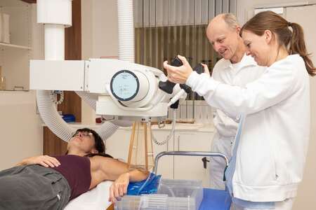 Orthovolttherapie - Bestrahlung Ellbogen, OA Dr. Johann Feichtinger, Radiologietechnologin Kornelia Kühr, Patientin