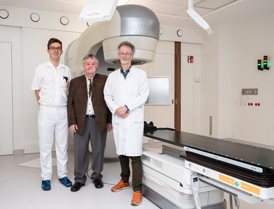 v.l.n.r.:  Radioonkologe OA Dr. Lukas Kocik, Patient Franz Rechberger und Prim. Univ.-Prof. Dr. Hans Geinitz, Leiter der Radioonkologie im Ordensklinikum Linz Barmherzige Schwestern