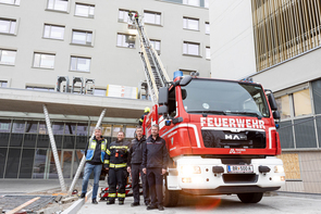 Von links: Richard Obermayr (Stv. Brandschutzbeauftragter und Sicherheitsfachkraft Krankenhaus Braunau), BI Richard Rossmaier (Ausbildungsleiter Freiwillige Feuerwehr Braunau), Anton Ober (Brandschutzbeauftragter Krankenhaus Braunau) und ABI Klaus Li