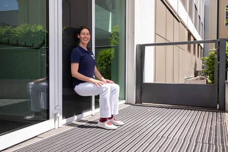 Susanne Mayrhofer zeigt Übungen vor, um die Muskeln zu stärken.