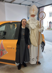 Krankenhaus Braunau Krankenhausoberin Sr. Katharina Franz, MAS, chauffierte den Nikolaus