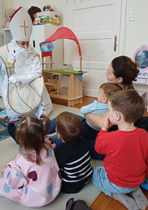 Krankenhaus Braunau Der Nikolaus besuchte das Kinderland