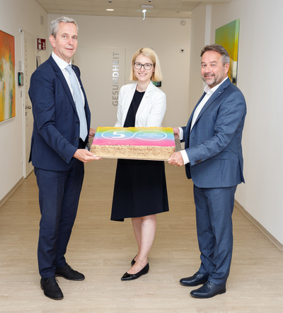 Die beiden Geschäftsführer der Ordensklinikum Linz GmbH Dr. Stefan Meusburger (l.) und MMag. Walter Kneidinger (r.) mit Landeshauptmann-Stellvertreterin Mag.a Christine Haberlander