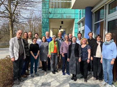 Seelsorgerinnen und Seelsorger aus vier österreichischen Bundesländern und neun Psychiatrien kamen nach Braunau (am Bild mit Primaria Dr. Doris Kogler, Fünfte von links)