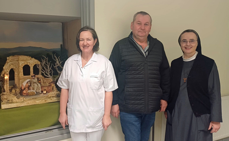 Die Weihnachtskrippe im Krankenhaus mit Andrea Kasinger vom Seelsorge-Team, Josef Bichler vom Krippenbauverein Burgkirchen und Krankenhausoberin Sr. Katharina Franz, MAS (v.l.)