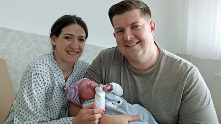 Neujahrsbaby Simon mit seinen Eltern Elisabeta und Flavius Dragos