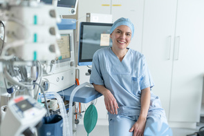 Anästhesiepflegerin Barbara Steinböck privat und im Job: Wenn beide Lebensbereiche gut  miteinander vereinbart werden können, profitieren sowohl Mitarbeiter als auch Arbeitgeber.  Deshalb sind mitarbeiterorientierte Arbeitszeitmodelle wichtig. 