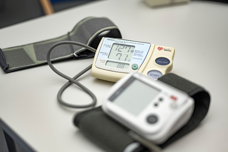 Jeder Erwachsene sollte seine Blutdruckwerte kennen! Geprüfte Blutdruckmessgeräte sind  im Handel erhältlich.