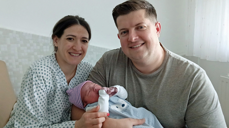 Neujahrsbaby Simon mit seinen Eltern Elisabeta und Flavius Dragos