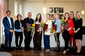 Die Absolventinnen und Absolventen mit Erwin Windischbauer, MAS, Gerlinde Bermannschlager, MSc, Michaela Ober, B.A. und Gabriele Rosenlechner, MSc