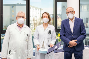 Prim. Univ.‐Prof. Dr. Josef Thaler, stv. Ärztlicher Direktor (li.), Dr. Aisté Fokaité (Bildmitte) und Geschäftsführer Mag. Dietbert Timmerer (re.)