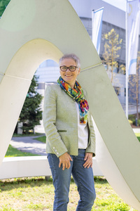 Petra Stelzer vor dem BHS Ried 