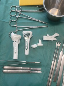 Die Platte und der individuell angefertigte Schnittblock werden vor der OP an einem 3D-Modell positioniert