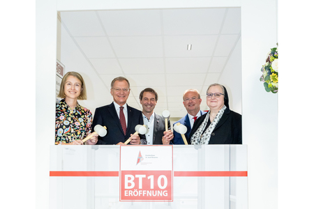 LH-Stv.in Mag.a Christine Haberlander, LH Mag. Thomas Stelzer, Krankenhaus-Geschäftsführer Erwin Windischbauer MAS, Braunaus Bürgermeister Mag. Johannes Waidbacher und Sr. Angelika Garstenauer (Generaloberin der Franziskanerinnen von Vöcklabruck)