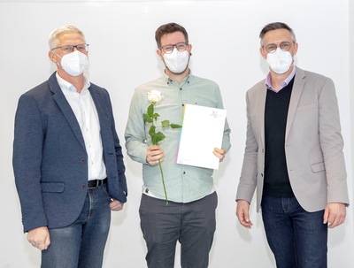 Absolvent Christian Haas, BScN (Mitte) mit Lehrgangsleiter Markus Greger, BScN, MScN (l.) und Direktor Mag. Michael Aiglesberger, BScN, MBA (r.) 