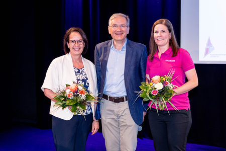 v.l.: Pflegedirektorin Gerlinde Bermannschlager, MSc, Primar Dr. Gottfried Hasenöhrl und Denise Pohl (leitende Hebamme).