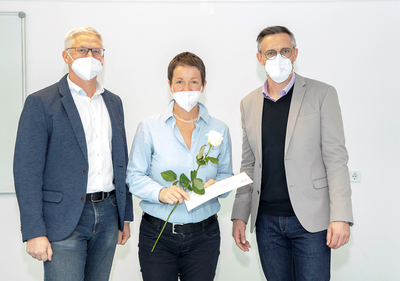 Absolventin Gerlinde Paschl mit Lehrgangsleiter Markus Greger, BScN, MScN (l.) und Direktor Mag. Michael Aiglesberger, BScN, MBA (r.) 